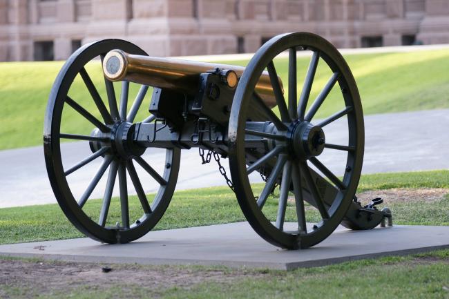Un canon sur un piédestal