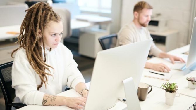 Employé avec des dreadlocks