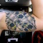 Tatouage rayonnant sur le biceps