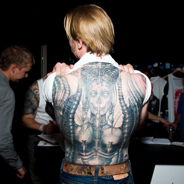 Conversations dos à dos : les propriétaires de tatouages parlent de leurs thèmes de tatouage. Image 1.