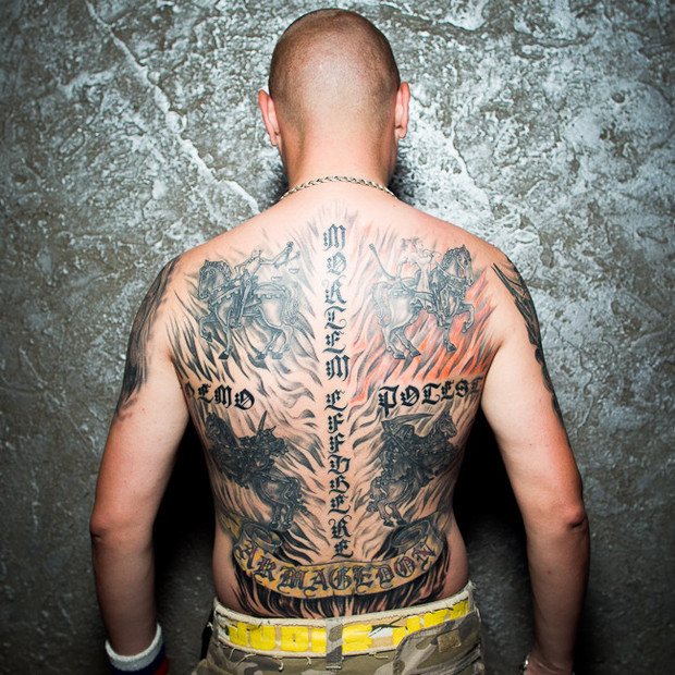 Conversations derrière le dos : les propriétaires de dos de scoring parlent des sujets de leurs tatouages. Image n°10.