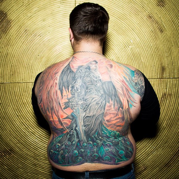 Conversations derrière le dos : les titulaires de dos marqués parlent des intrigues de leurs tatouages. Image n°2.