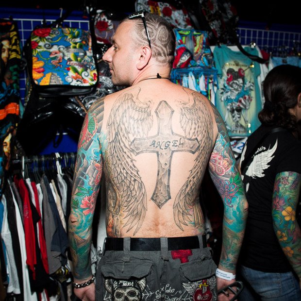 Conversations derrière le dos : les titulaires de dos marqués parlent des intrigues de leurs tatouages. Image n°3.