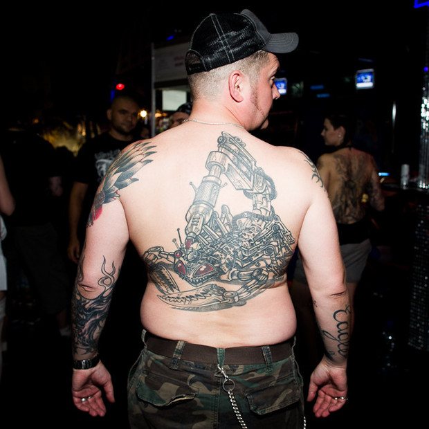 Conversations dos à dos : les propriétaires de tatouages dos à dos parlent des sujets de leurs tatouages. Image n°4.