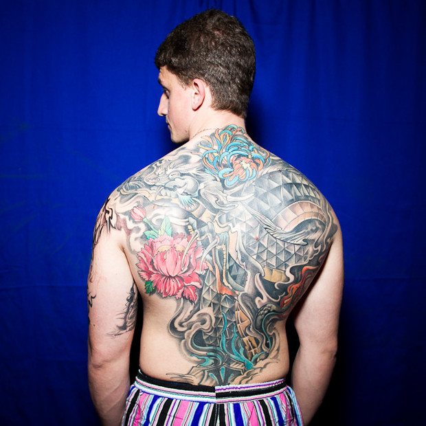 Conversations derrière le dos : les titulaires de dos marqués parlent des intrigues de leurs tatouages. Image n°5.