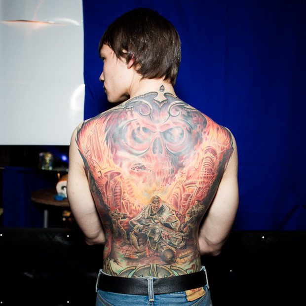 Conversations derrière le dos : les titulaires de dos marqués parlent des intrigues de leurs tatouages. Image n°6.