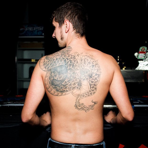 Conversations dos à dos : les propriétaires de tatouages dos à dos parlent des sujets de leurs tatouages. Image n°8.