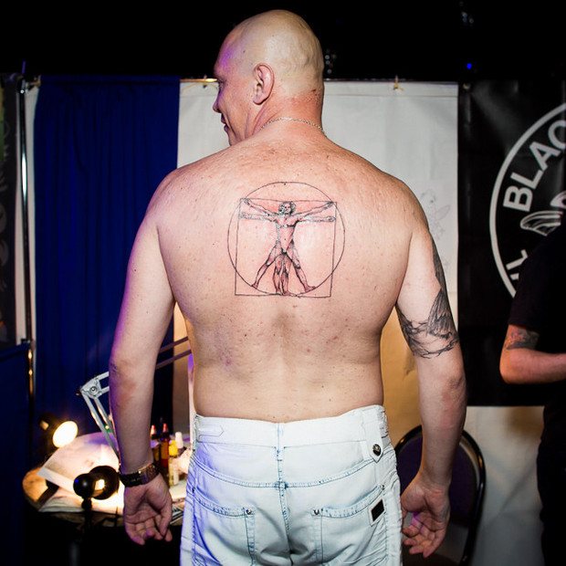 Conversations derrière le dos : les propriétaires de dos de scoring parlent des sujets de leurs tatouages. Image n°9.
