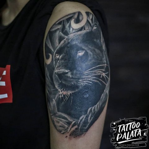 Tatouage réaliste de panthère sur l'épaule
