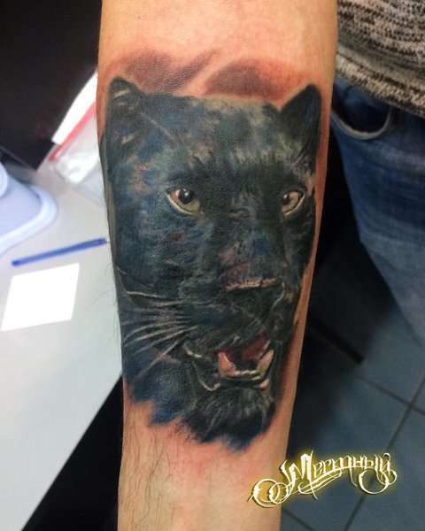 Tatouage réaliste d'une tête de panthère