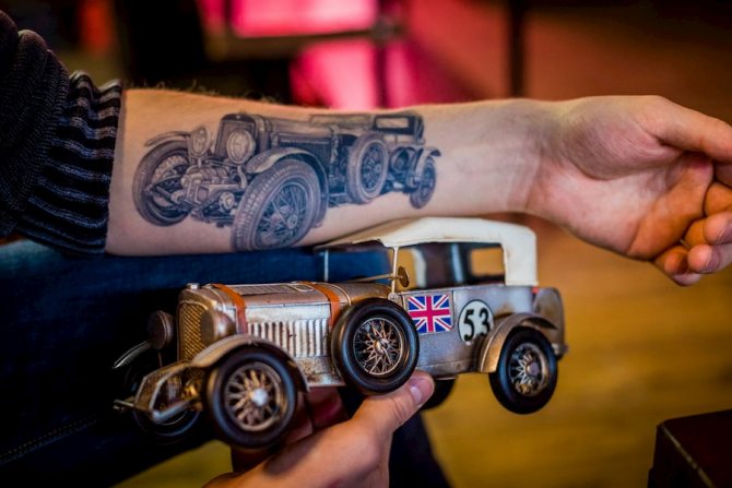 Le réalisme est l'un des styles les plus populaires dans les salons de tatouage OldBoy Barbershop. Un client satisfait est la meilleure preuve du professionnalisme de nos maîtres.