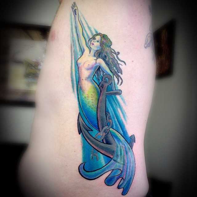 Tatouage de la côte d'une sirène et d'une ancre