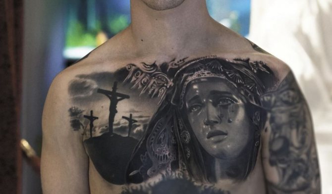 tatouages religieux sur la poitrine