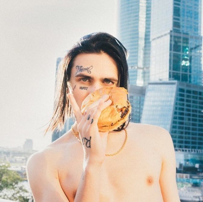visage de rappeur avec un hamburger