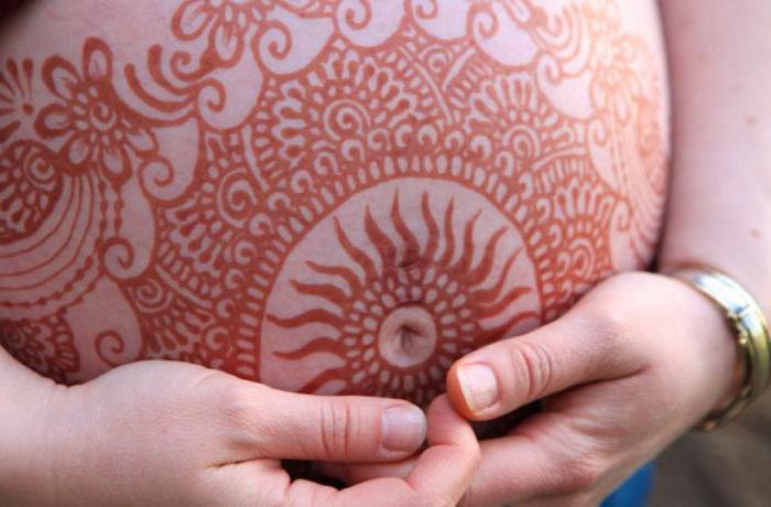 dessins mehendi sur le ventre
