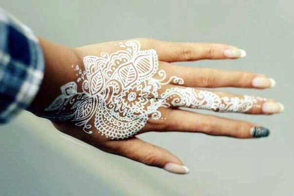 Peinture corporelle au henné blanc sur les mains