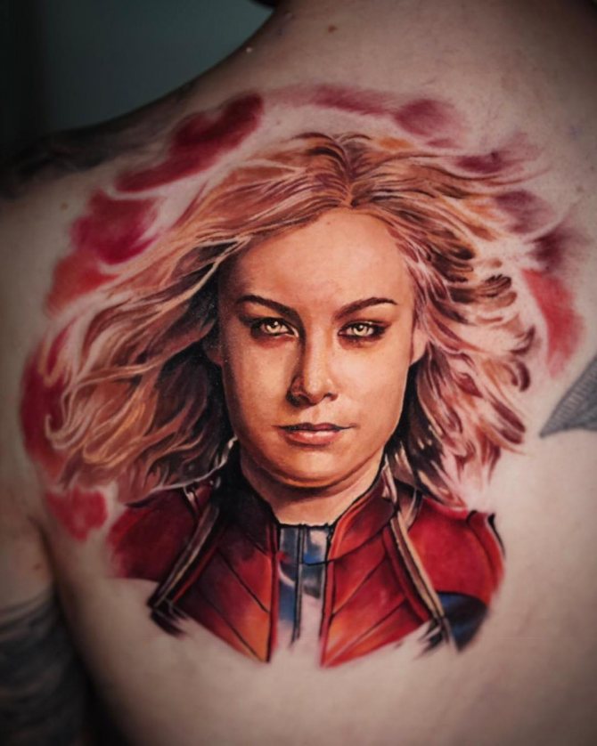 Tatouage du personnage de Captain Marvel dans le dos