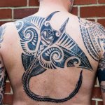 Tatouage de style polynésien