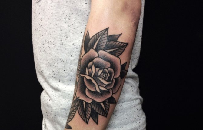 La rose est plutôt cool sur l'avant-bras d'un homme.
