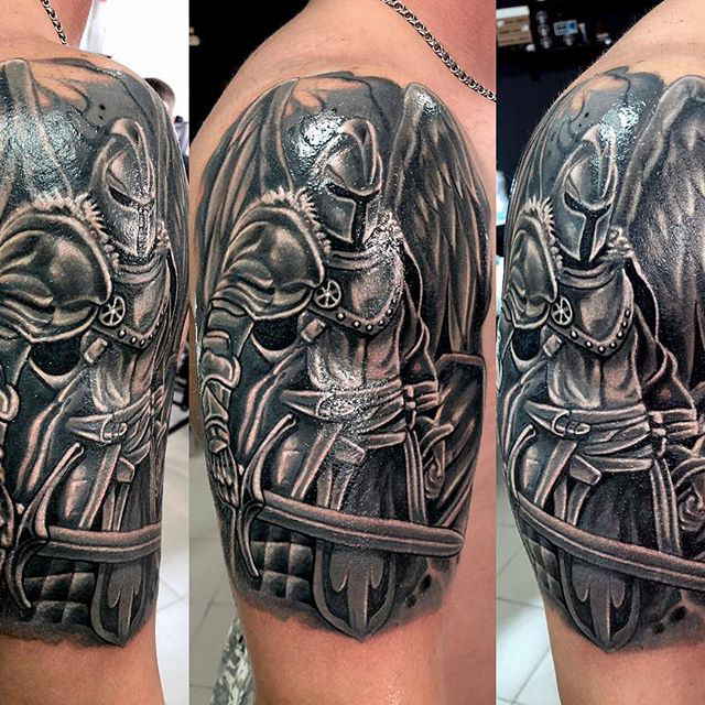 Chevalier tatoué sur l'épaule