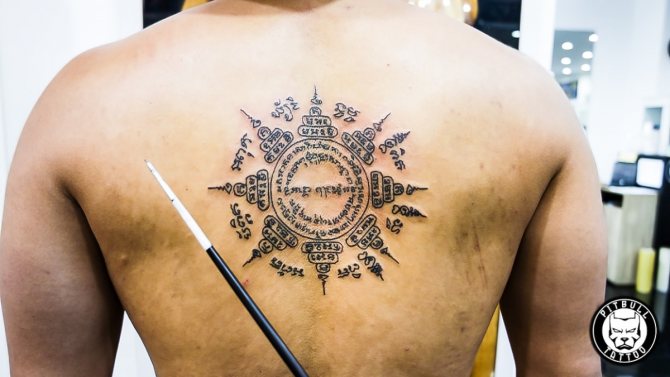 Tatouage Sak yant sur le dos