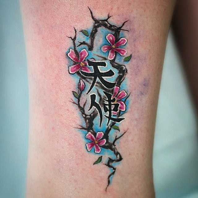Tatouage Sakura et hiéroglyphes