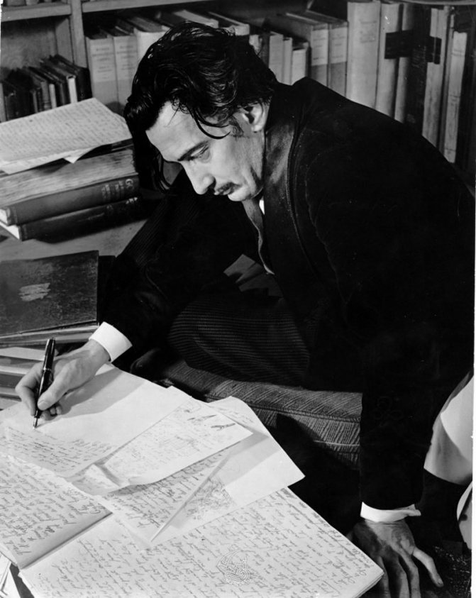 Salvador Dali écrit un livre