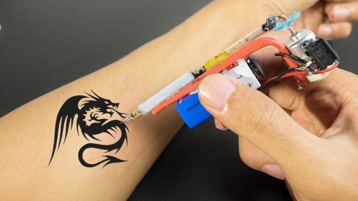 Les machines à tatouer artisanales ont un design simple