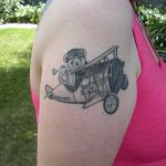 Tatouage d'avion sur l'épaule