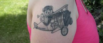 Tatouage d'avion sur l'épaule