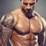 Photo du tatouage masculin le plus sexy sur l'épaule