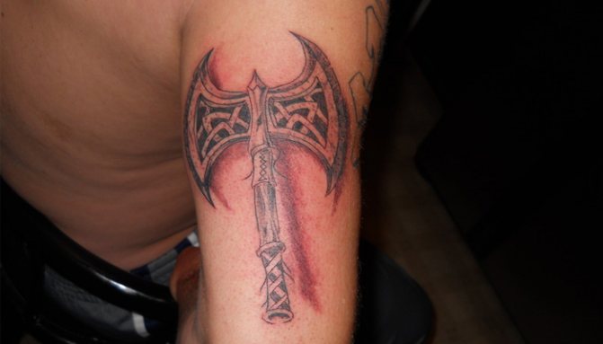 Tatouage de la hache de Perun