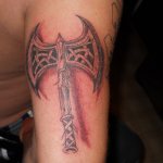 Le tatouage de la hache de Perun