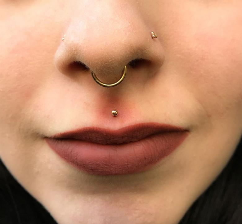Piercing du septum - technique de perçage, comment choisir bagues, boucles d'oreilles et autres bijoux, photos drôles de travail