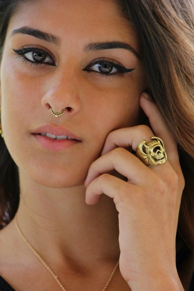 Perçage du septum - technique de perçage, choix des bagues, boucles d'oreilles et autres bijoux, photos amusantes de notre travail