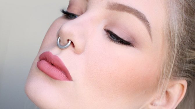 Une boucle d'oreille dans le nez