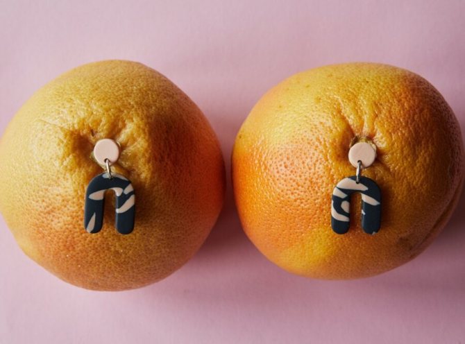 boucles d'oreilles sur les oranges