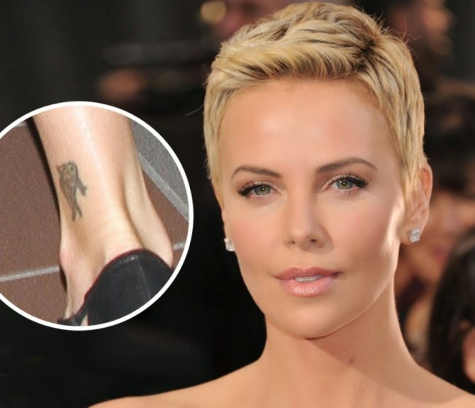 Charlize Theron s'est fait tatouer un petit poisson sur la jambe