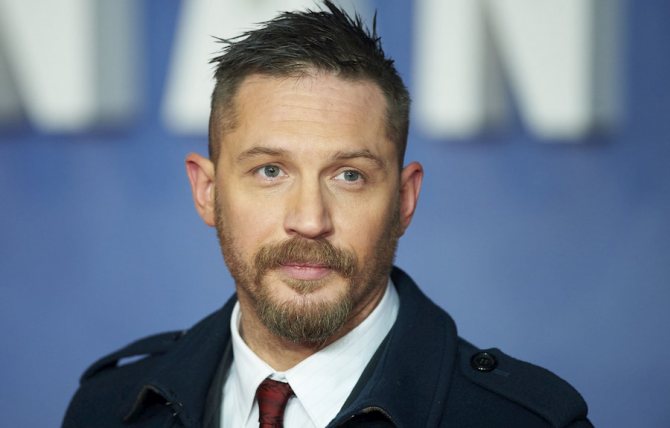 Les barbes et les lignes de coupe doivent être soignées, même lorsque la barbe pousse.