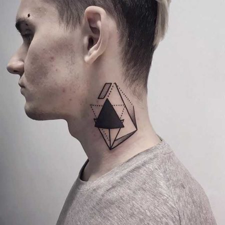 Tatouage de cou, géométrie