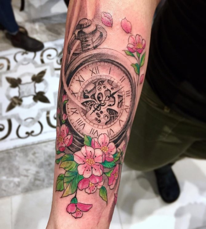 Tatouage chic de Sakura et d'une montre de poche