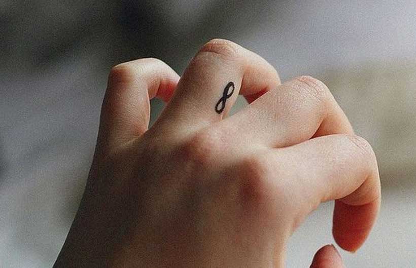 symbole de l'infini sur le doigt