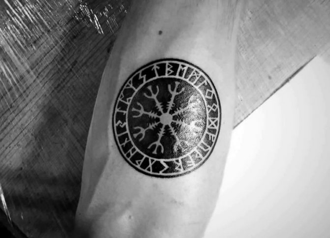 Tatouages scandinaves - Tatouage runes - Tatouage du casque de la terreur