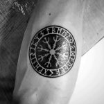 Tatouages scandinaves - Tatouage de runes - Tatouage du casque de la terreur