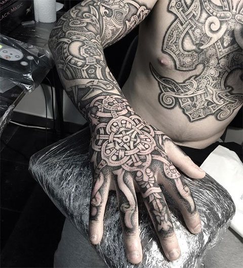 Tatouages scandinaves sur le corps (Photo)