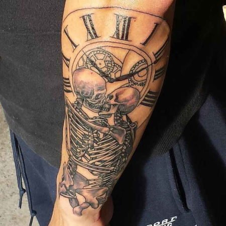 Squelette, tatouage et montre, avant-bras