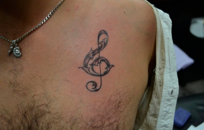 Tatouage d'une clé de sol en souvenir d'une vie mouvementée