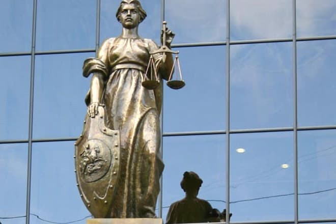 Une sculpture de Thémis à la Cour suprême de Moscou