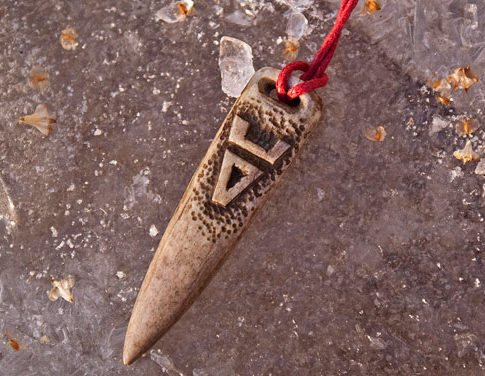 Le dieu slave Veles et 2 versions d'amulettes de Veles - la Patte d'ours et la Patte de loup
