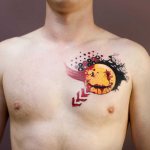 Tatouage d'un visage souriant à pois.